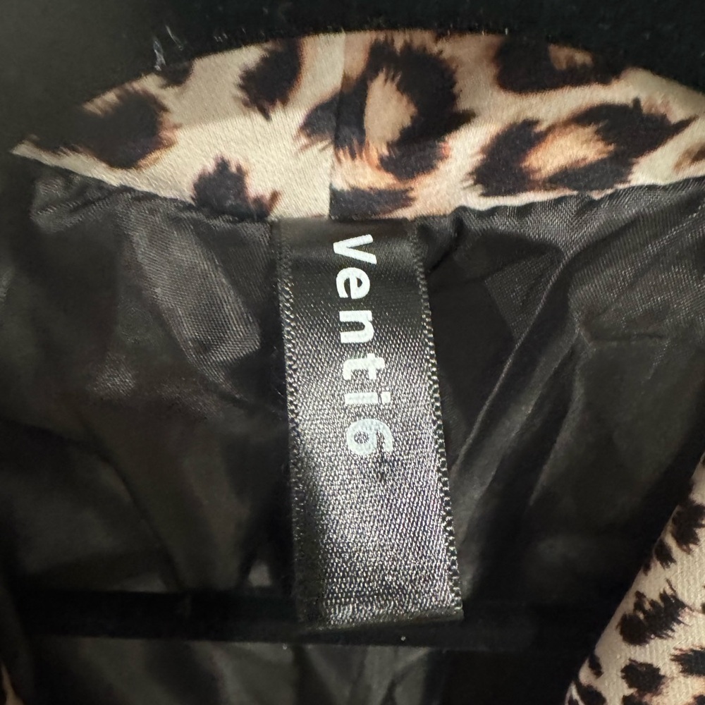 Revolve Venti6 Leopard Print Women's Blazer with Scrunch Sleeves - Picture 3 of 3